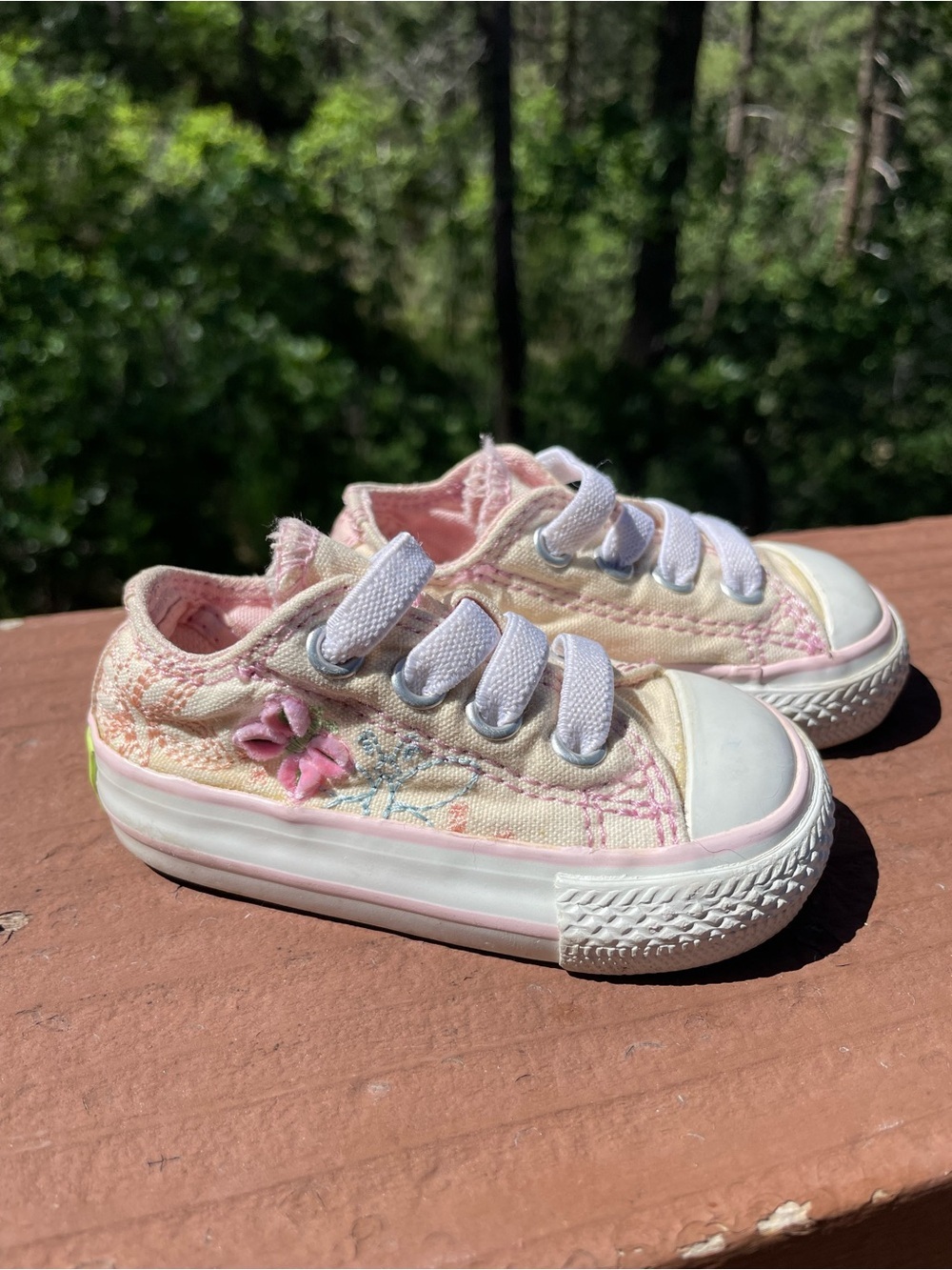 Toddler Infant Sz 2 Floral Embroidered Pink Canvas Converse All Stars Low Tops